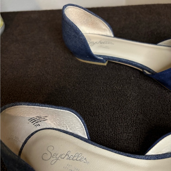 Pretty blue flats; very comfortable & cute; really nice open flats. - Picture 7 of 9